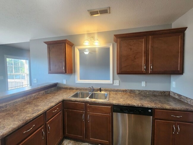 Building Photo - $2500 - 5 Bedrooms 3 Baths + Bonus Room