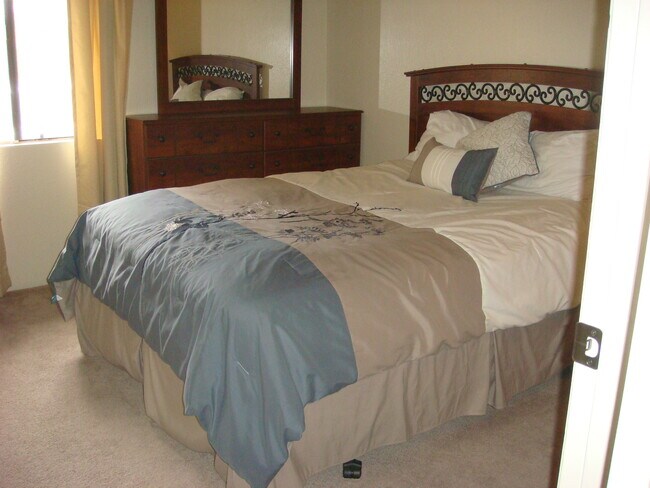 Secondary bedroom - 3357 N Country Club Rd