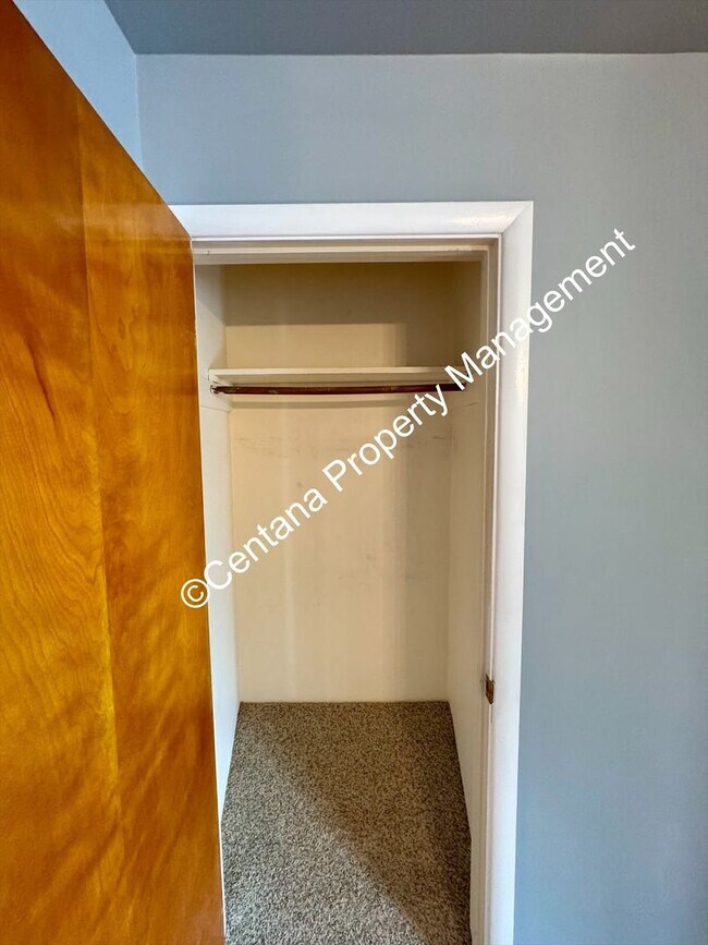 Building Photo - 2 Bedroom one Bath with large Yard located on the flats.