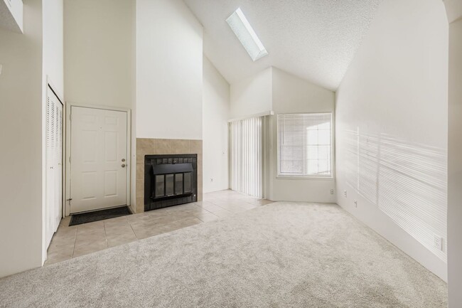 Building Photo - Large One Bed plus Office Condo