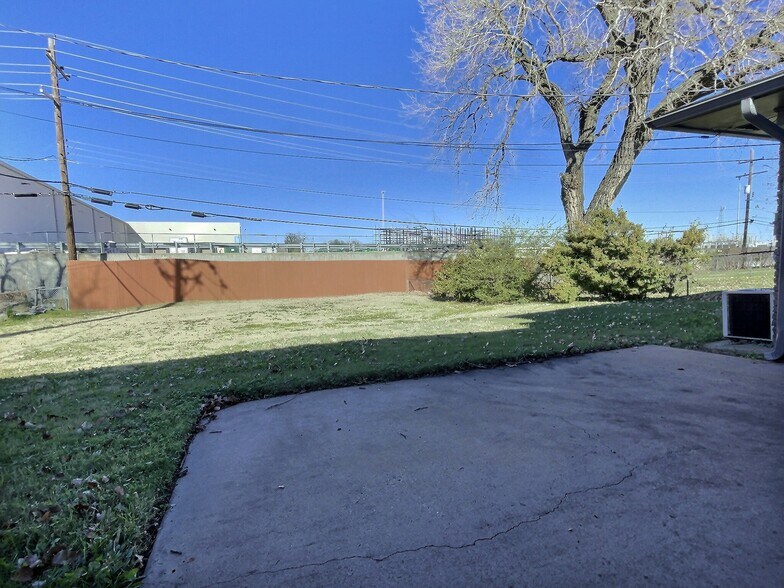 Building Photo - 5115 E 17th St