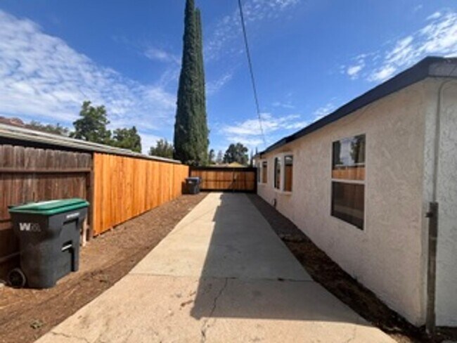Building Photo - Beautiful Remodeled Home in Tehachapi!