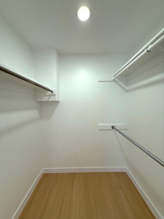 Building Photo - Newly-Updated 1 Bedroom Apartment with Laundry In-Unit in West Hollywood