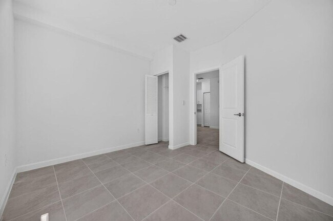 Building Photo - 2444 SE 29th Dr