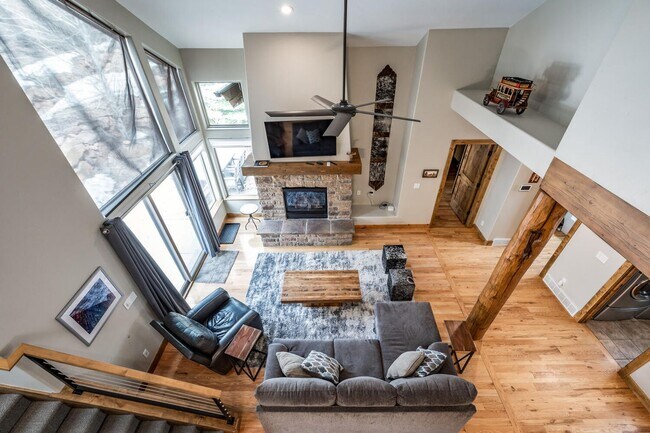 Building Photo - Modern Mountain Home in Desirable Pinebrook