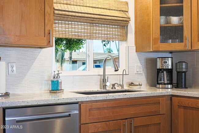 Building Photo - 421 Lila Cir