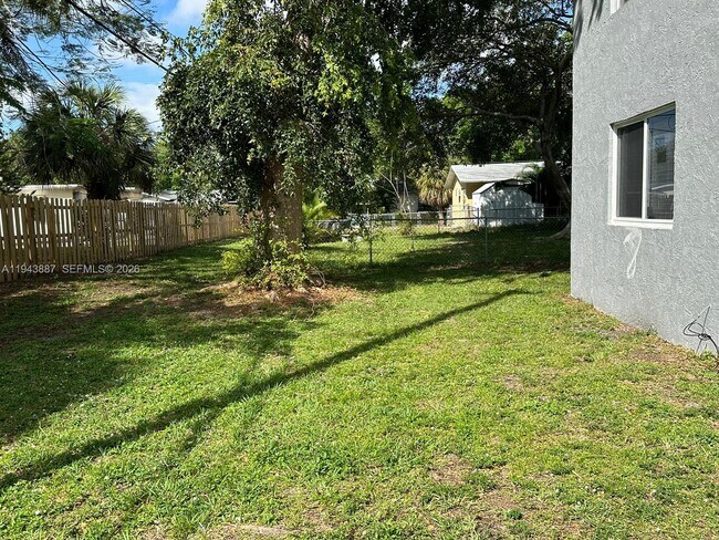 Building Photo - 414 SE 14th St