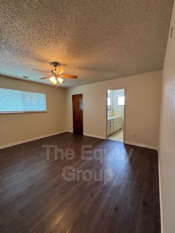 Building Photo - 1009 W Laura Ave