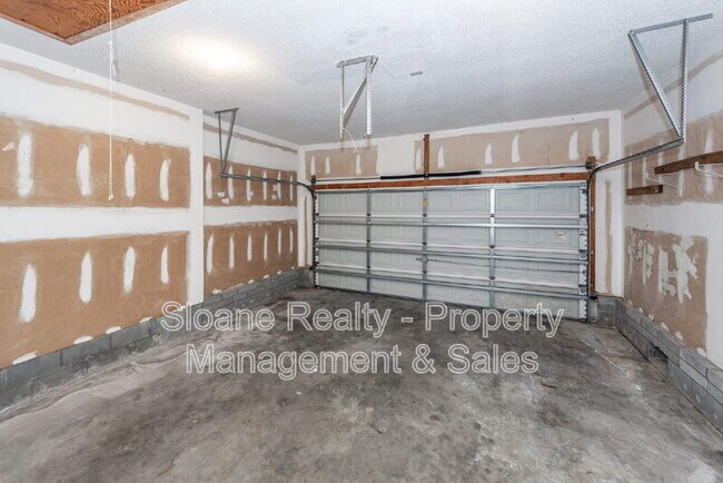 Building Photo - 1584 Kentwood Cir