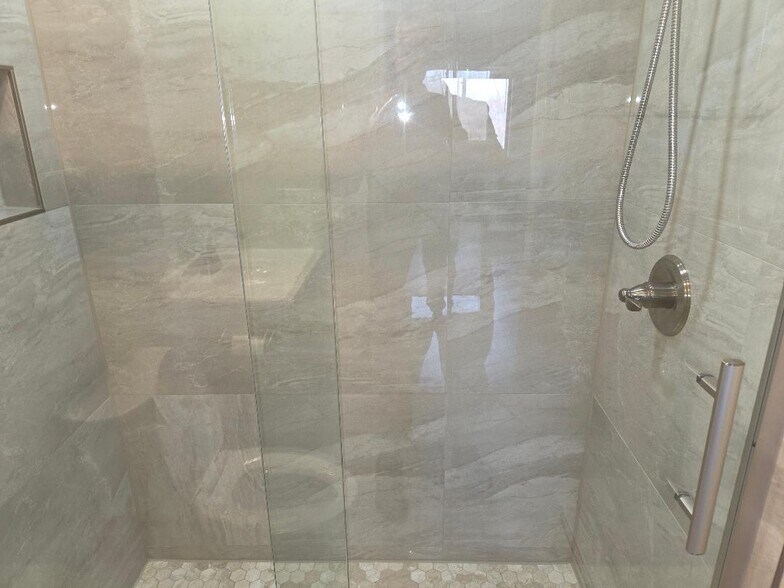 24" x 24" tile matches floor - 400 Echo Ln