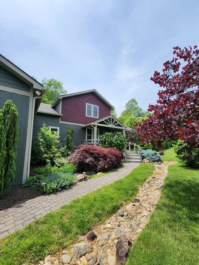 Building Photo - Beautiful East Asheville Long Term Rental ...