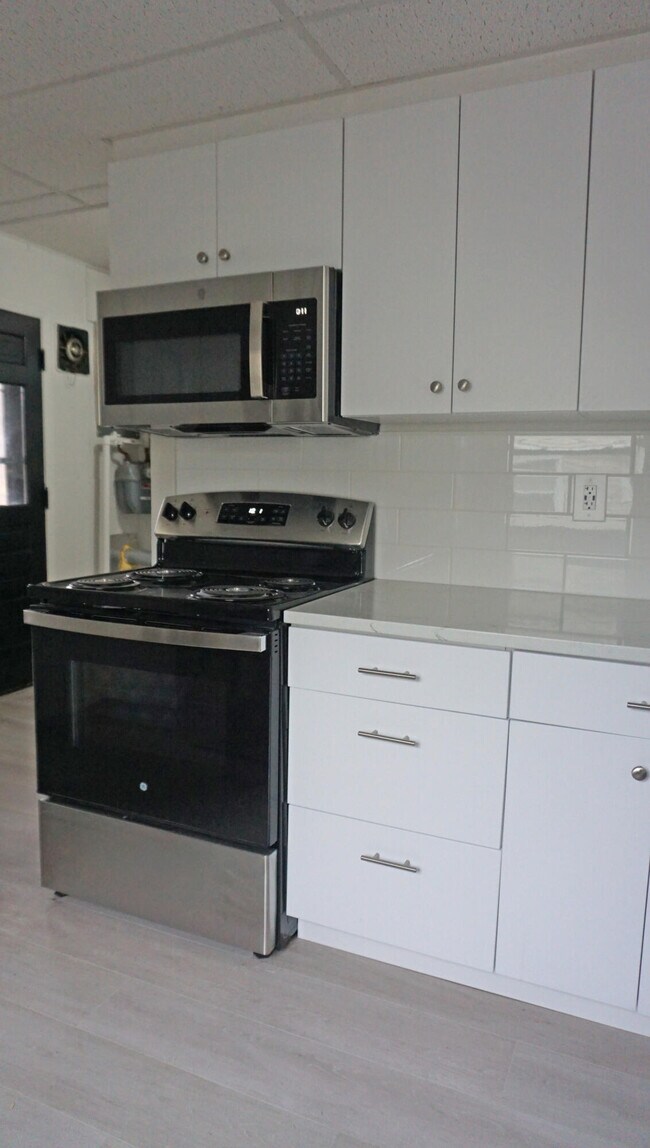 Building Photo - 2364 Pinecrest Ave