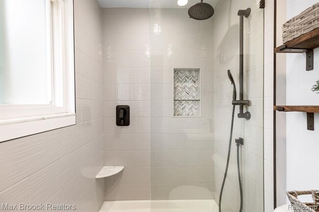 Building Photo - 3818 Edgeland Ave