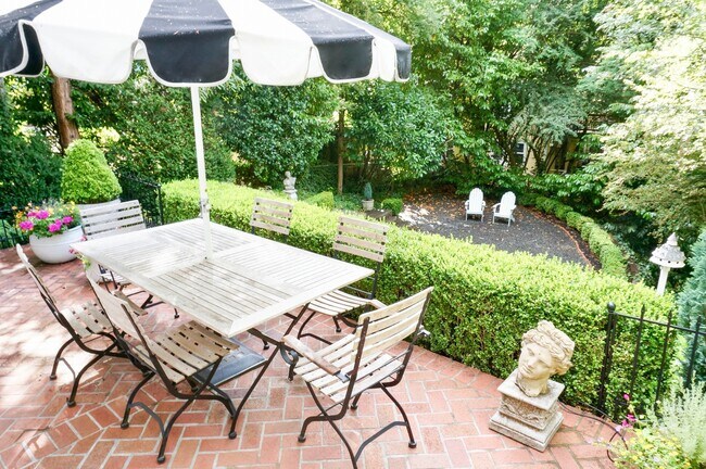 Building Photo - Gorgeous Dream Home in the Southwest Hills! Your Pacific Northwest Oasis Awaits!