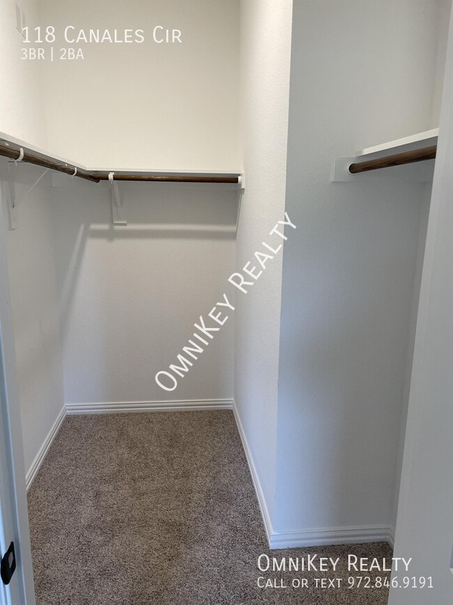 Building Photo - 118 Canales Cir