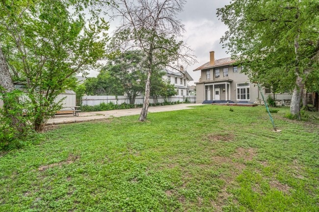 Building Photo - CHARMING 4-BEDROOM HISTORIC HOME IN TOBIN HILL