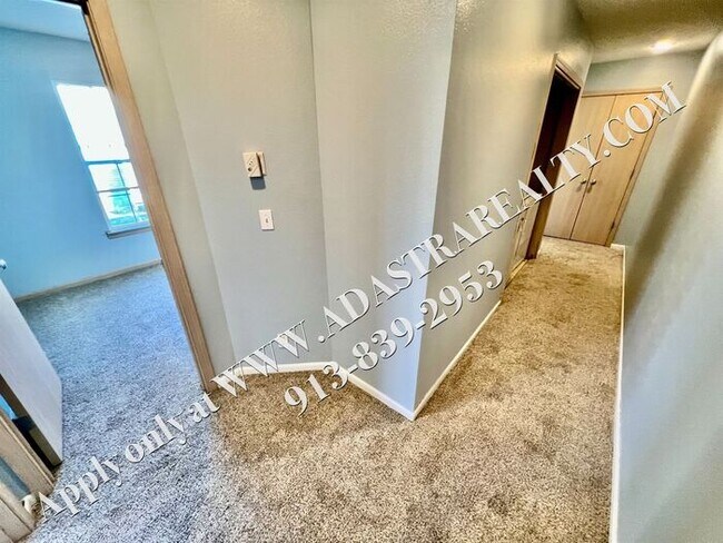 Building Photo - Spacious 3 Bed, 2 Bath, 2 Half Bath Townhome in Lee's Summit-Available NOW!!