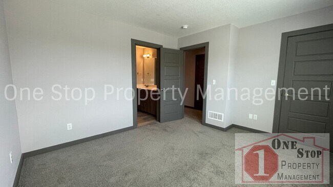 Building Photo - 3 Bedroom, 2.5 Bath Modern Townhome in Nor...