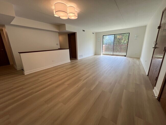 Building Photo - 2416 W Foster Ave