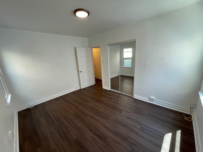 Bedroom - Front/Closet - 1905 S Alma St