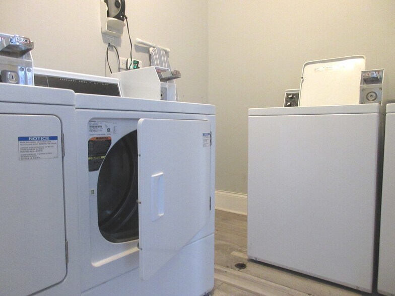 Building Photo - 245 W North Ave