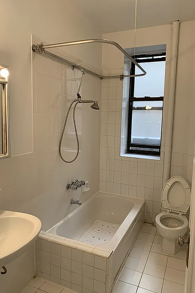Building Photo - 340 W 86th St
