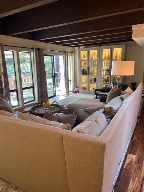 Building Photo - 120 Country Club Dr