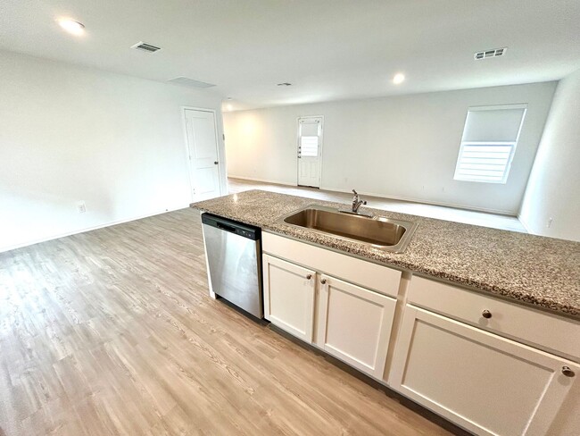 Building Photo - **APPLICATION RECEIVED** **MOVE-IN SPECIAL...