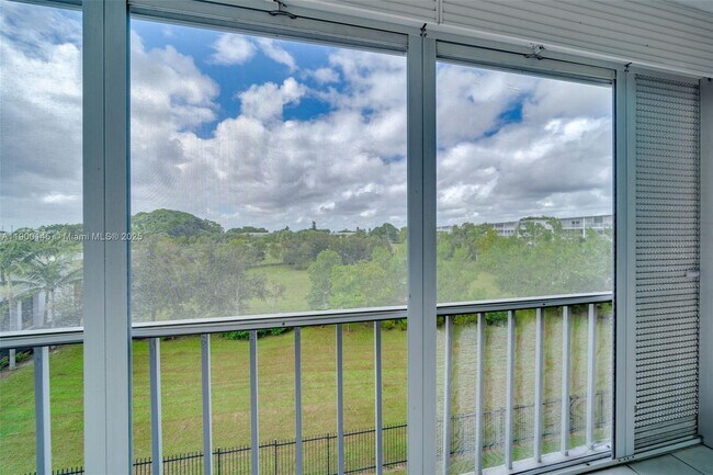 Building Photo - 950 Hillcrest Dr