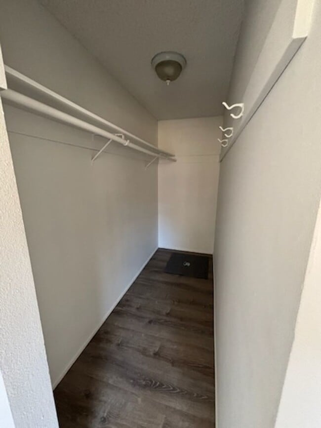 Building Photo - 3 bedroom 1 bath single level duplex