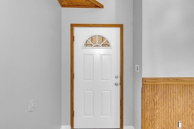 Building Photo - Cozy, Remodeled Gem with Spacious Backyard – Your Perfect Rental Home!