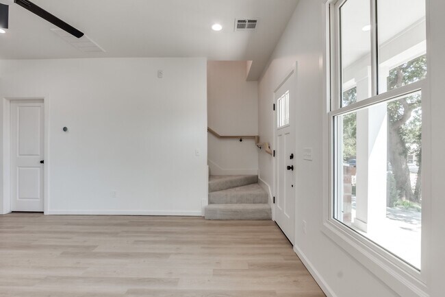 Building Photo - 2601 N Dewey Ave