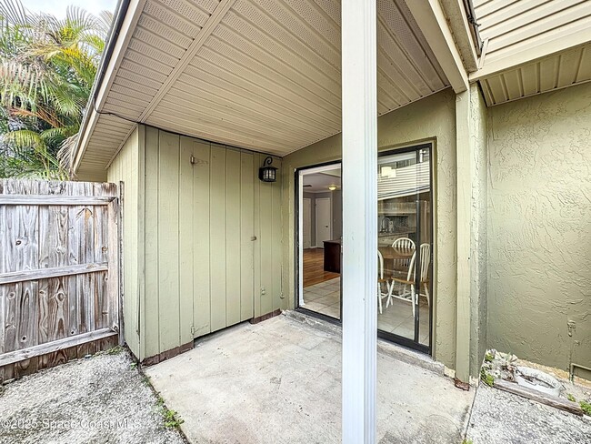Building Photo - 516 S Plumosa St