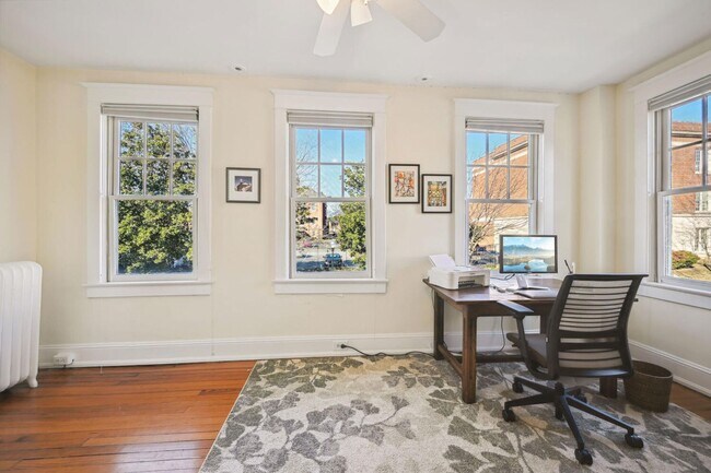 Building Photo - End of Row Georgetown Rowhome!