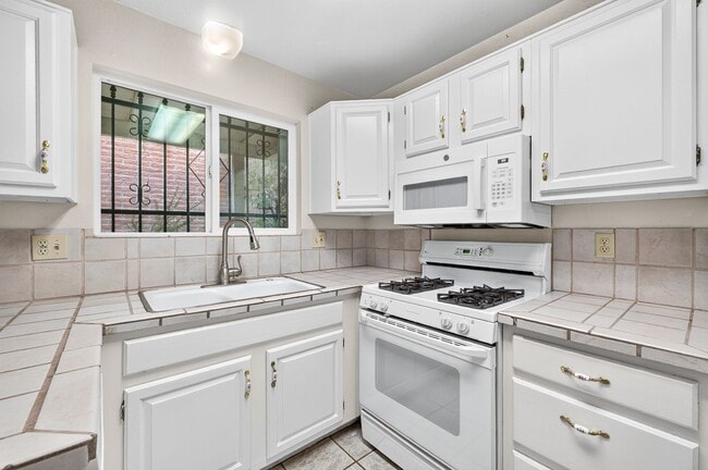 Building Photo - 510 W Cll Lago