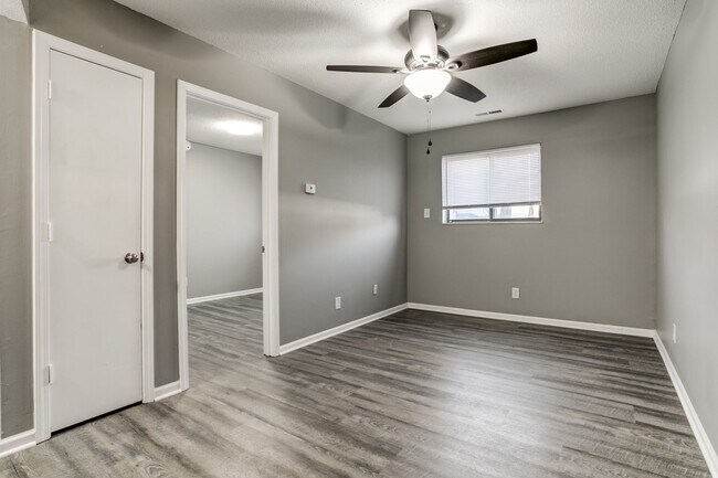 Building Photo - Glen Oaks Apartments