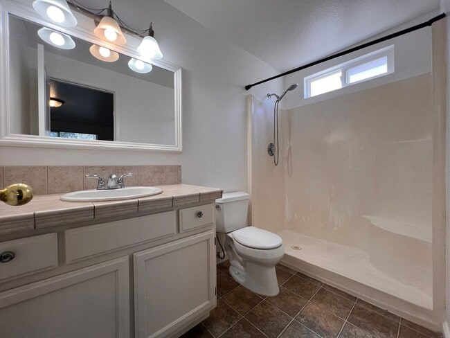 Building Photo - 3 Bedroom 2 Bath Home in Fernley