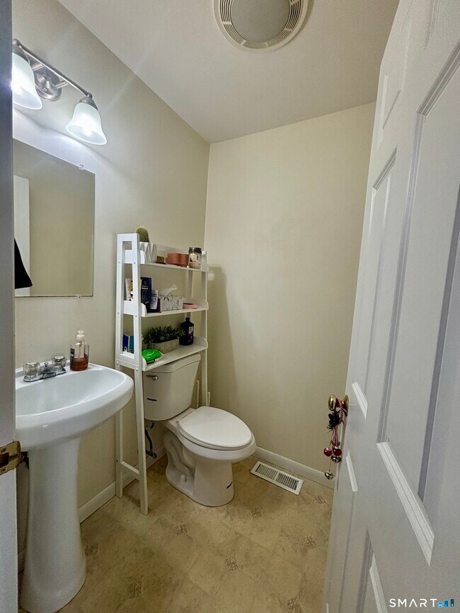 Building Photo - 14 Old Fitch Hill Rd