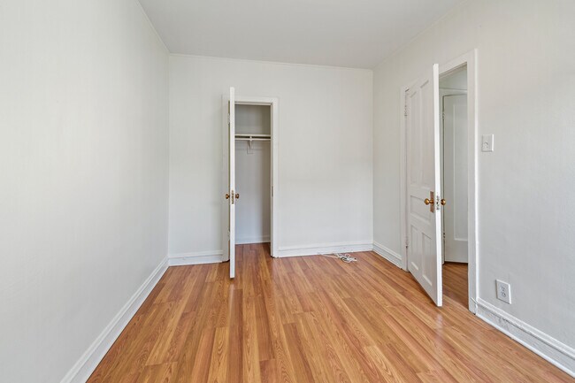 Building Photo - 844 W Ainslie St