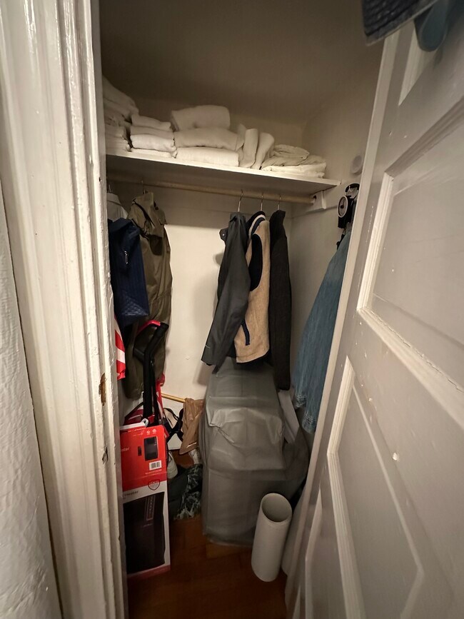 Building Photo - 68 Phillips St