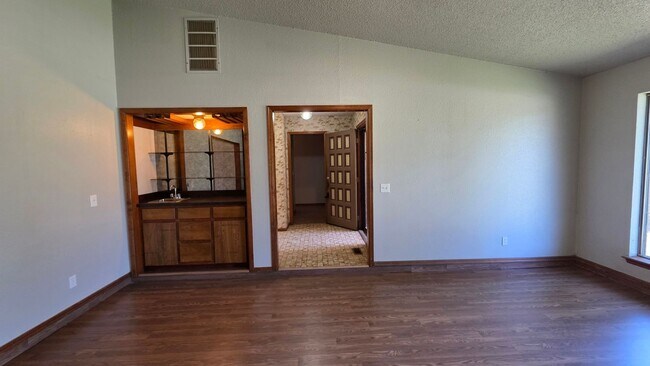 Building Photo - Great 3 Bedroom Home in Yukon!  $1450!