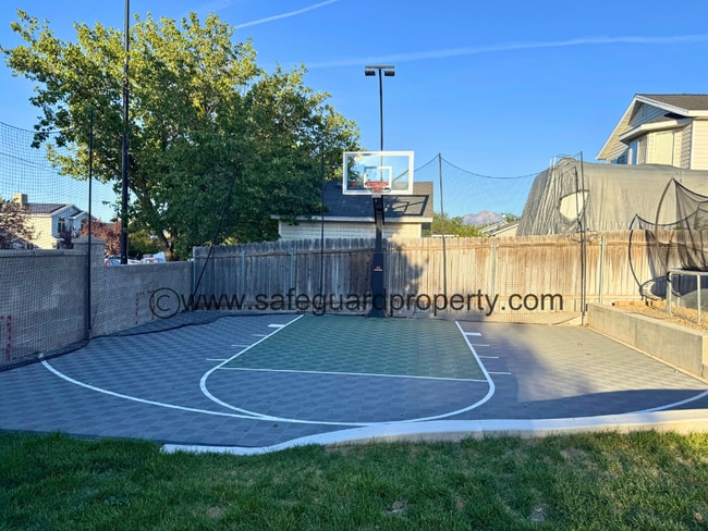 Building Photo - Welcoming Multi-Level Home for Rent in Wes...