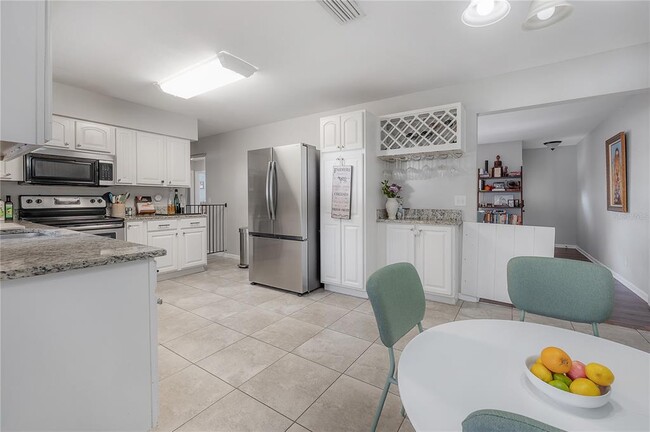 Building Photo - 2523 Lake Ellen Cir