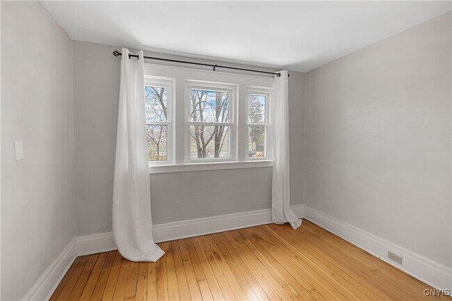 Building Photo - 144 Durston Ave