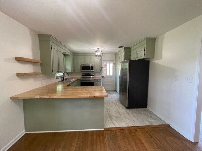 Building Photo - Newly Renovated Split Level Home