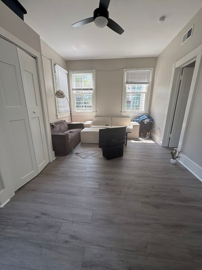 Building Photo - Renovated 2bed steps from Campus ! August 1 Lease