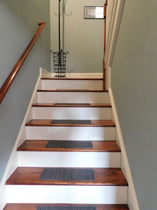 Building Photo - Fully furnished in-law suite with views of...