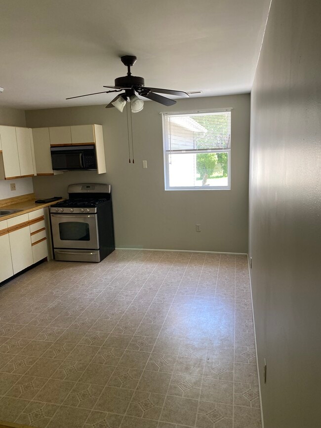 Building Photo - 12 Twin Willows Dr