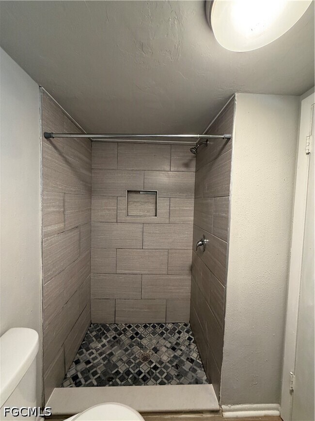 Building Photo - 1920 W Lakeview Blvd