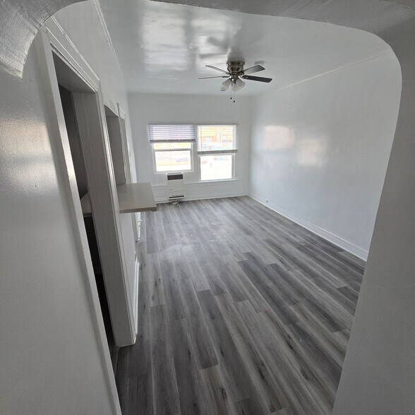 Interior Photo - 316 S Berendo St